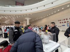 吸引了数千名家长与青少