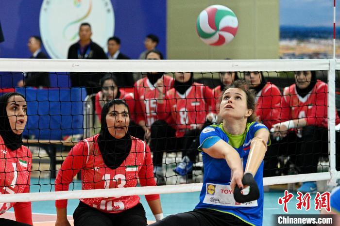 乌克兰男队与斯洛文尼亚女队在云南大理坐式排