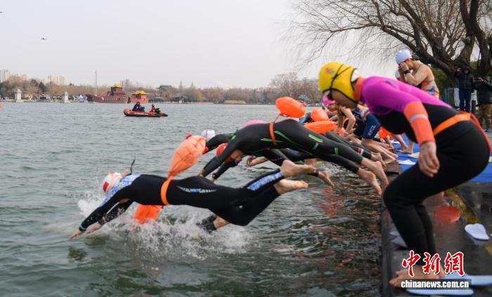2026国际冬泳挑战赛济南大明湖开赛 全球千名爱好