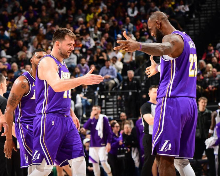 火箭队申京复出迎战湖人队 战术调整助力逆转