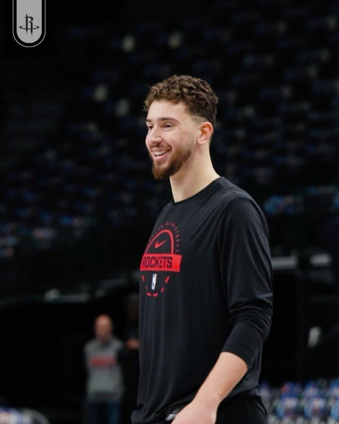 火箭队申京复出迎战湖人队 战术调整助力逆转