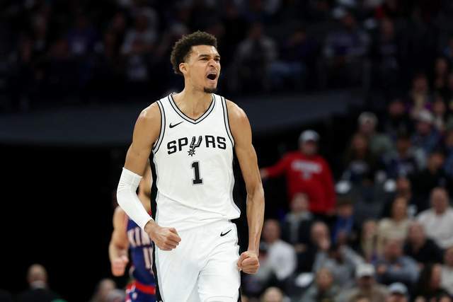 亚历山大47分vs文班亚马41+16板，MVP悬念再起