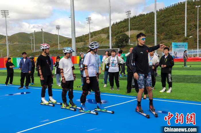 第13届残疾人健身周在张家口启动 旱地滑雪推广