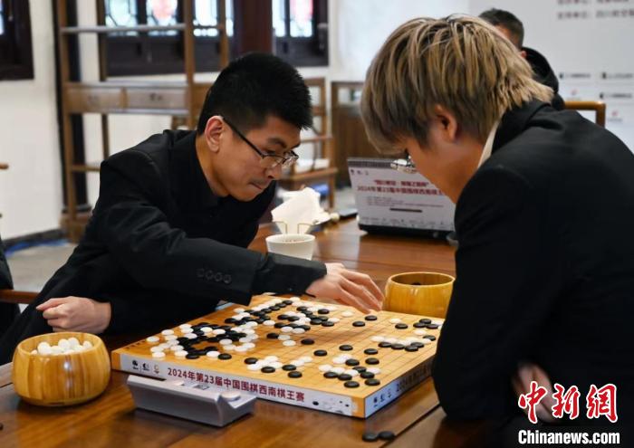 范廷钰以半目之差击败柯洁卫冕中国围棋西南棋