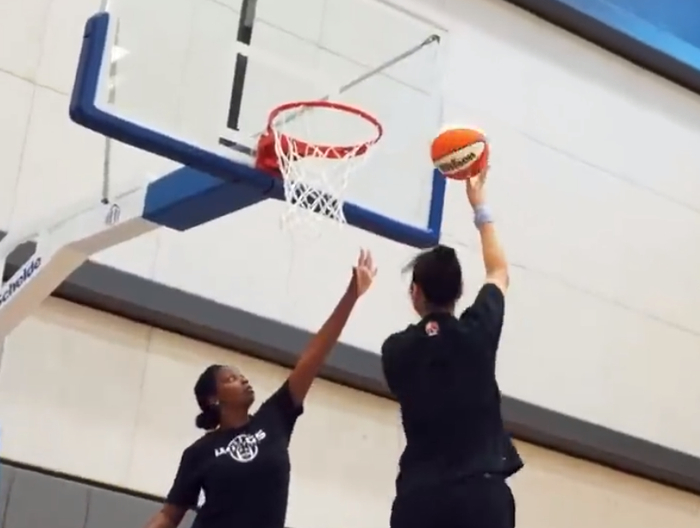 李月汝在达拉斯飞翼集训面临8位内线强敌，争夺